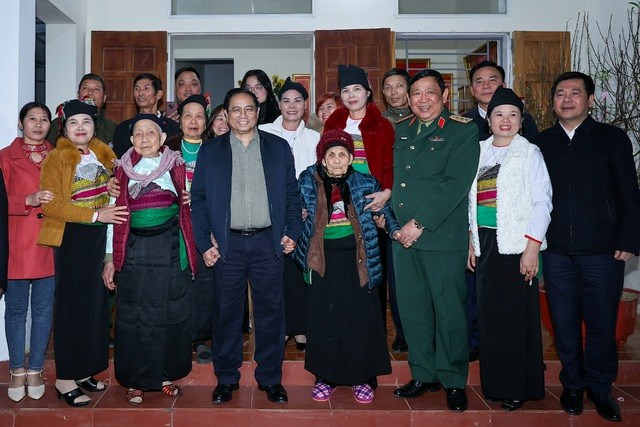 Thủ tướng thăm, tặng quà gia đình chính sách, hộ nghèo, công nhân lao động tại Thanh Hóa - Anh 4