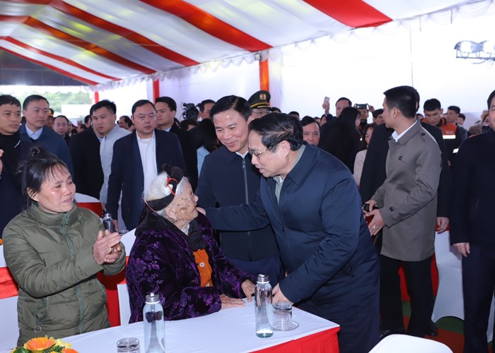 Thủ tướng thăm, tặng quà gia đình chính sách, hộ nghèo, công nhân lao động tại Thanh Hóa - Anh 2