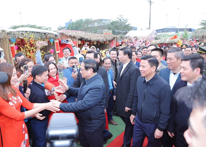 Thủ tướng thăm, tặng quà gia đình chính sách, hộ nghèo, công nhân lao động tại Thanh Hóa - Anh 3