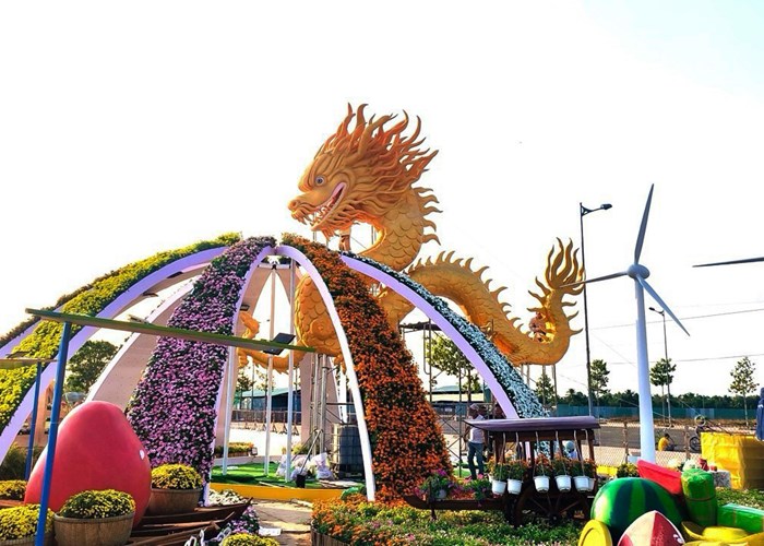 Linh vật Rồng tại đường hoa Xuân tỉnh Tiền Giang thu hút du khách thưởng ngoạn - Anh 2