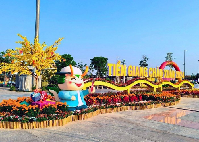 Linh vật Rồng tại đường hoa Xuân tỉnh Tiền Giang thu hút du khách thưởng ngoạn - Anh 3