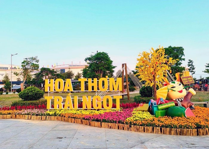 Linh vật Rồng tại đường hoa Xuân tỉnh Tiền Giang thu hút du khách thưởng ngoạn - Anh 4