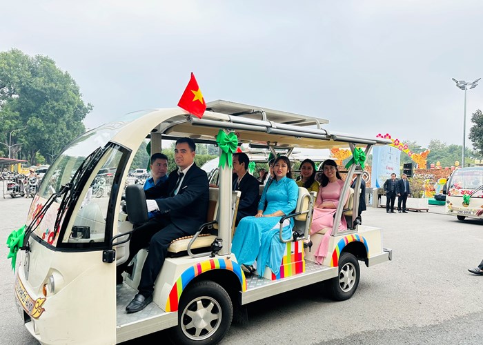Xe điện kết nối Hồ Hoàn Kiếm – Hoàng thành Thăng Long - Anh 6