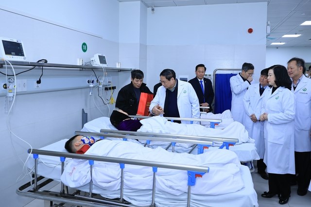 Thủ tướng thăm, chúc Tết, động viên cán bộ, bác sĩ và bệnh nhân các bệnh viện tại Hà Nội - Anh 1