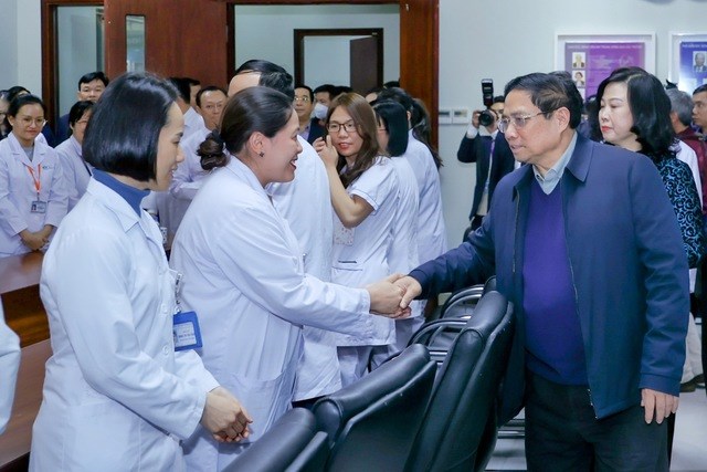 Thủ tướng thăm, chúc Tết, động viên cán bộ, bác sĩ và bệnh nhân các bệnh viện tại Hà Nội - Anh 4