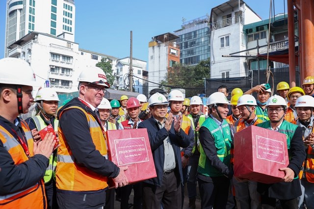 Thủ tướng kiểm tra hiện trường, thúc đẩy tiến độ dự án đường sắt Nhổn - ga Hà Nội - Anh 2