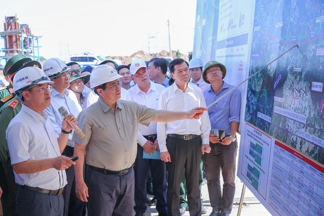 Thủ tướng kiểm tra hiện trường hai dự án cao tốc trọng điểm vùng Đông Nam Bộ - Anh 2