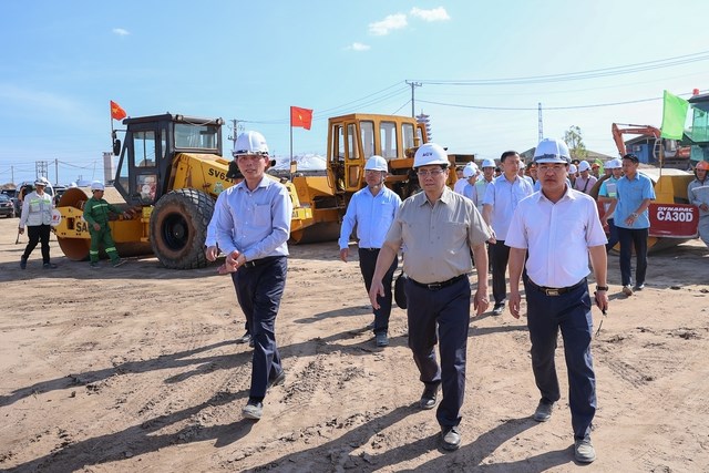 Thủ tướng kiểm tra hiện trường hai dự án cao tốc trọng điểm vùng Đông Nam Bộ - Anh 1