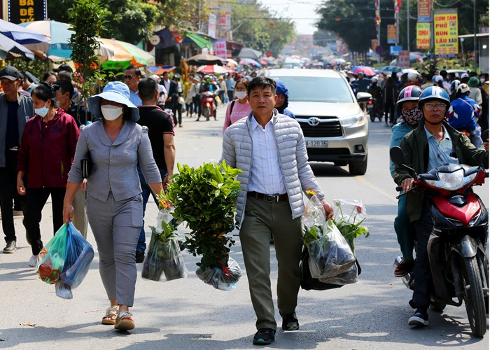 Chợ Viềng Xuân Giáp Thìn 2024 đông đúc người tới 