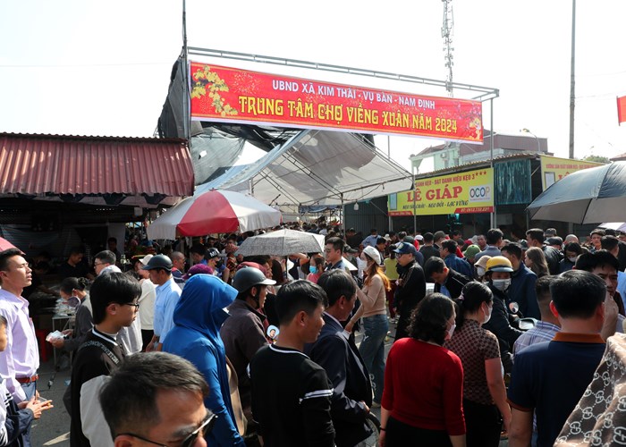 Chợ Viềng Xuân Giáp Thìn 2024 đông đúc người tới 