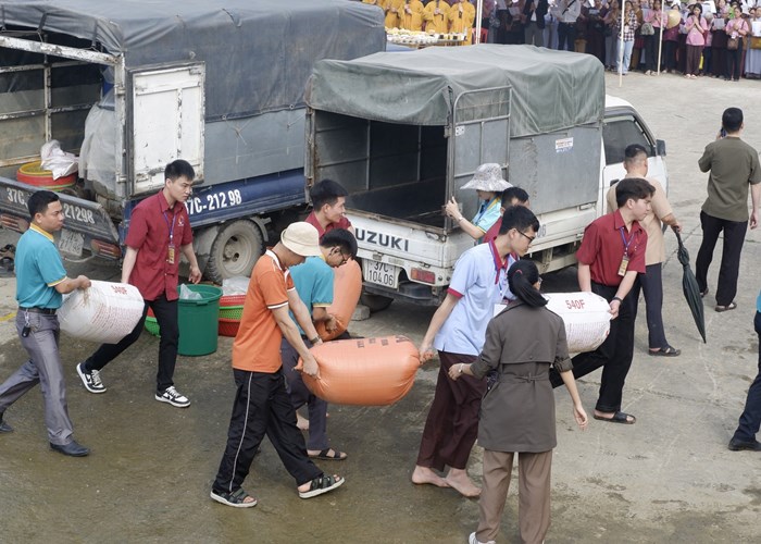 Phóng sinh hơn 12 tấn cá xuống sông Lam - Anh 4