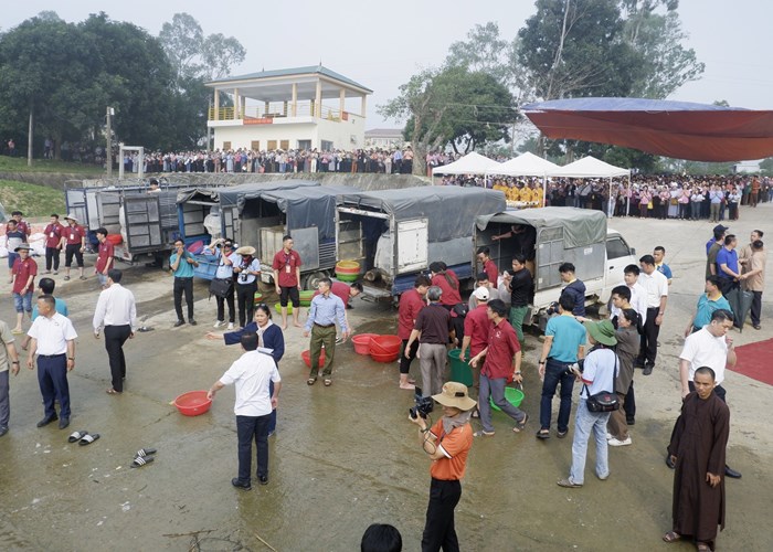 Phóng sinh hơn 12 tấn cá xuống sông Lam - Anh 3