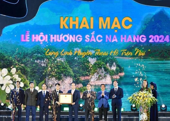 Hát Quan làng của người Tày ở Tuyên Quang đón nhận Di sản văn hóa phi vật thể quốc gia - Anh 1