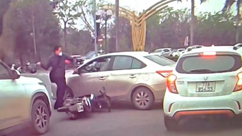 Va chạm giao thông, nam thanh niên lấy mũ bảo hiểm đập vỡ kính ô tô - Anh 1
