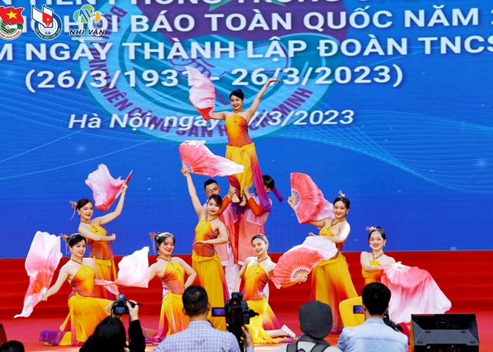 Chương trình văn hóa - nghệ thuật “Thanh niên Việt Nam - Khát vọng hùng cường” - Anh 1