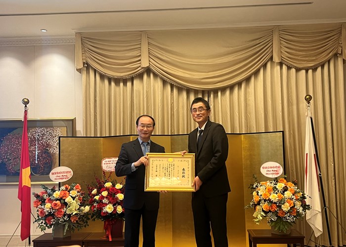 Bộ trưởng Bộ Ngoại giao Nhật Bản tặng Bằng khen nguyên Phó Cục trưởng Cục Hợp tác quốc tế Lê Ngọc Định - Anh 1