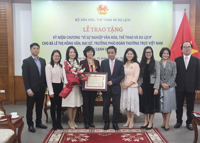 Trao Kỷ niệm chương “Vì sự nghiệp Văn hoá, Thể thao và Du lịch” cho nguyên Đại sứ Lê Thị Hồng Vân - Anh 3