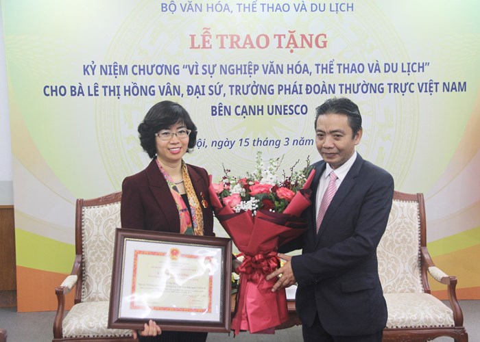 Trao Kỷ niệm chương “Vì sự nghiệp Văn hoá, Thể thao và Du lịch” cho nguyên Đại sứ Lê Thị Hồng Vân - Anh 1