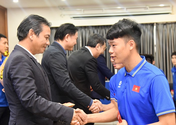 Thứ trưởng Hoàng Đạo Cương thăm, động viên đội tuyển Việt Nam trước trận đấu gặp đội tuyển Indonesia - Anh 2