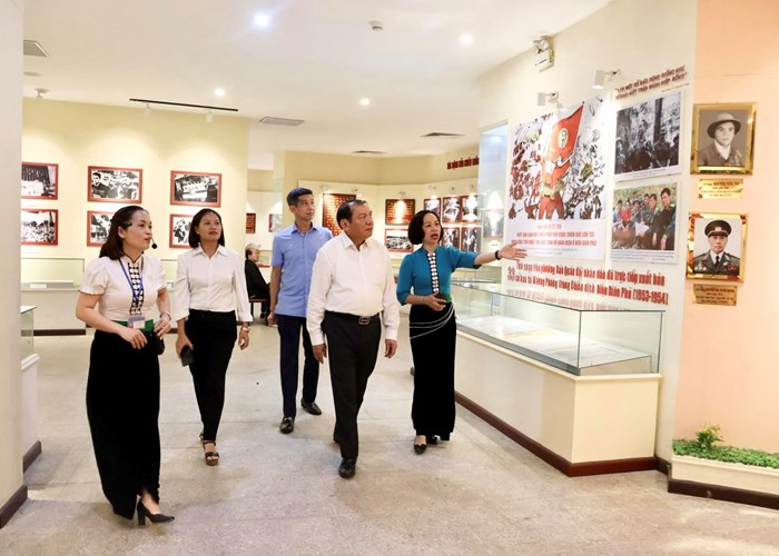 Bộ trưởng Nguyễn Văn Hùng tham quan Bảo tàng Chiến thắng lịch sử Điện Biên Phủ - Anh 1