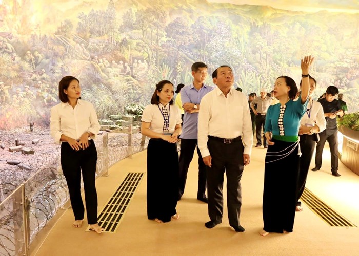 Bộ trưởng Nguyễn Văn Hùng tham quan Bảo tàng Chiến thắng lịch sử Điện Biên Phủ - Anh 3