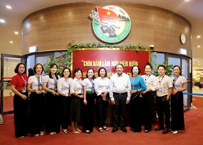 Bộ trưởng Nguyễn Văn Hùng tham quan Bảo tàng Chiến thắng lịch sử Điện Biên Phủ - Anh 4
