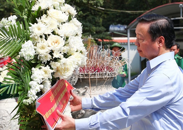 Phó Thủ tướng Trần Hồng Hà dâng hương tại Khu di tích Ngã ba Đồng Lộc - Anh 2