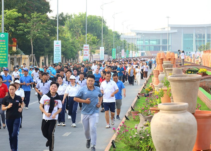 Vĩnh Long: Hơn 2.000 người tham gia Ngày chạy Olympic vì sức khỏe toàn dân năm 2024 - Anh 2