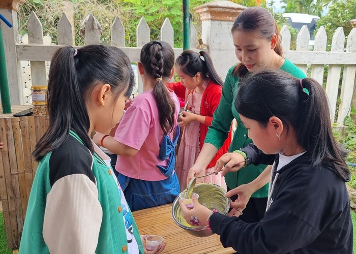 Học sinh háo hức trải nghiệm làm bánh truyền thống ở làng Bình Thành - Anh 9