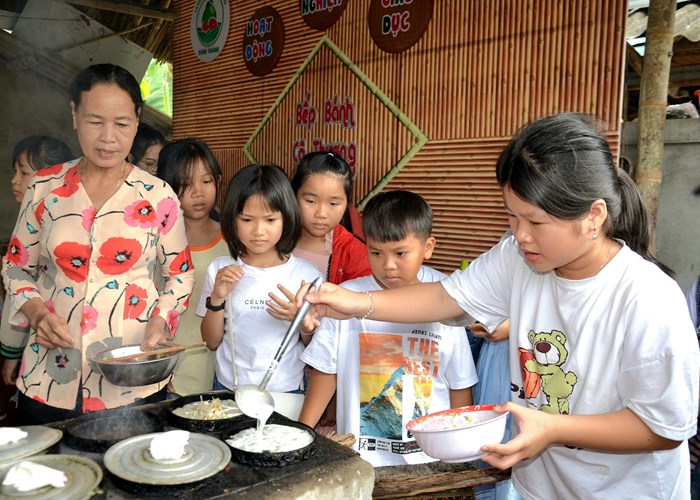 Học sinh háo hức trải nghiệm làm bánh truyền thống ở làng Bình Thành - Anh 2