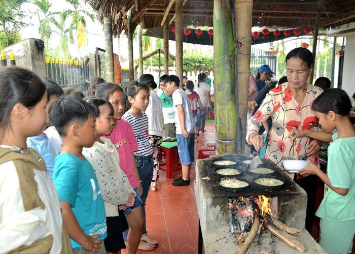 Học sinh háo hức trải nghiệm làm bánh truyền thống ở làng Bình Thành - Anh 1