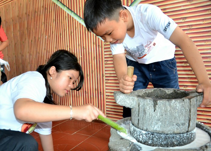 Học sinh háo hức trải nghiệm làm bánh truyền thống ở làng Bình Thành - Anh 8
