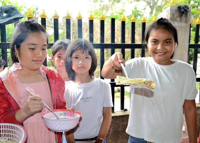 Học sinh háo hức trải nghiệm làm bánh truyền thống ở làng Bình Thành - Anh 3