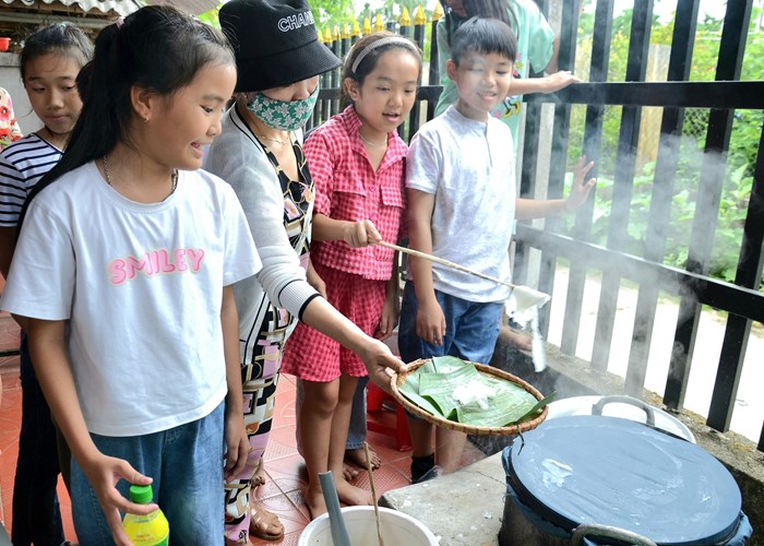 Học sinh háo hức trải nghiệm làm bánh truyền thống ở làng Bình Thành - Anh 7