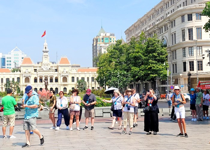 Khách quốc tế đến Việt Nam quý I.2024 cao hơn so với cùng kỳ năm 2019 - Anh 1