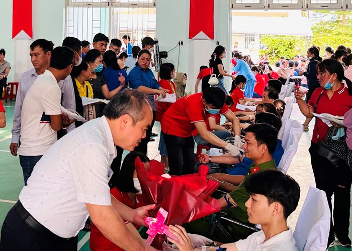 Quảng Ngãi: Hơn 600 người dân tham gia hiến máu tình nguyện - Anh 1