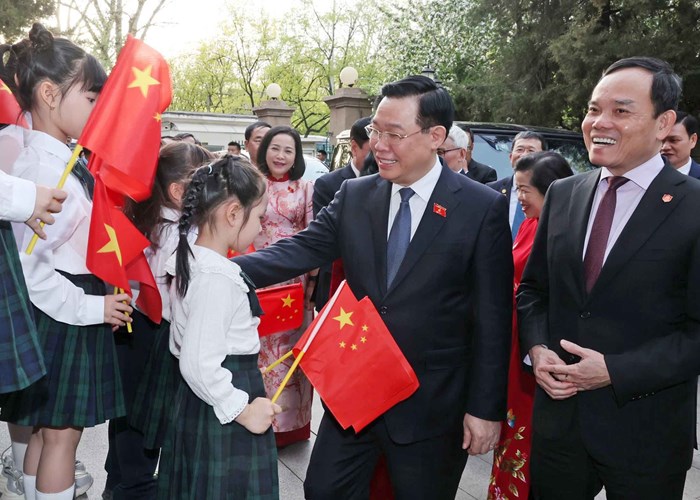 Chủ tịch Quốc hội Vương Đình Huệ gặp mặt cộng đồng người Việt Nam tại Trung Quốc - Anh 2