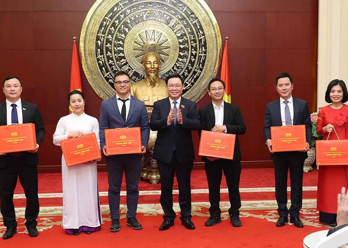 Chủ tịch Quốc hội Vương Đình Huệ gặp mặt cộng đồng người Việt Nam tại Trung Quốc - Anh 3
