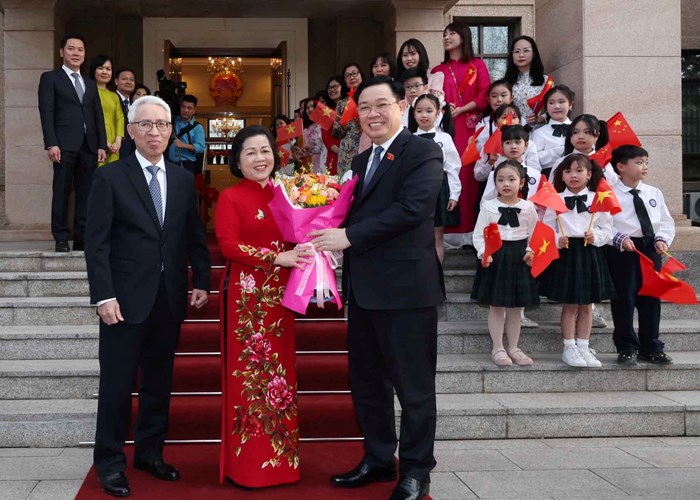 Chủ tịch Quốc hội Vương Đình Huệ gặp mặt cộng đồng người Việt Nam tại Trung Quốc - Anh 1