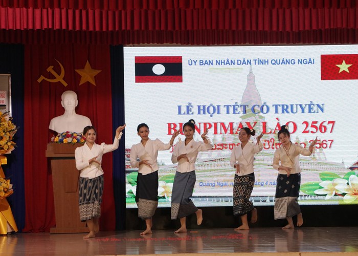 Sinh viên Lào vui Tết cổ truyền Bunpimay - Anh 1
