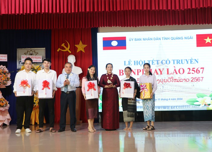 Sinh viên Lào vui Tết cổ truyền Bunpimay - Anh 3