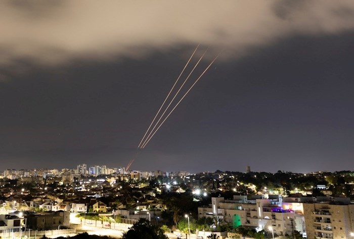 Iran tấn công hàng trăm UAV và tên lửa Iran nhằm vào Israel - Anh 2