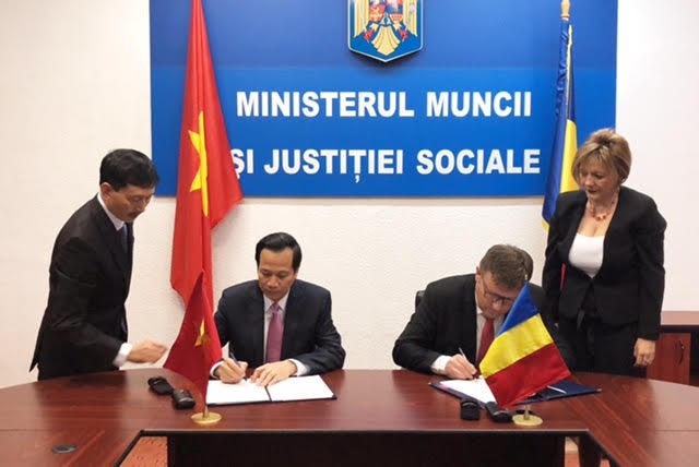Việt Nam - Rumani ký kết hợp tác trong lĩnh vực lao động - Anh 1