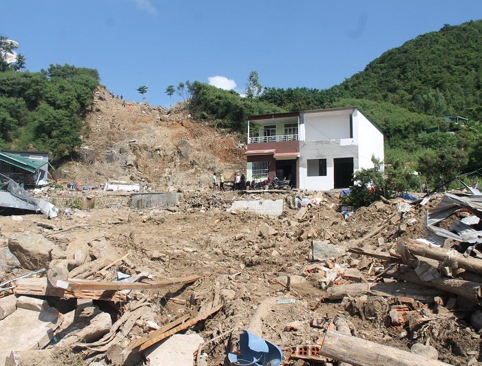 Xung quanh vụ vỡ hồ trên núi ở Nha Trang: Đại biểu bức xúc, dân đề nghị khởi tố - Anh 1