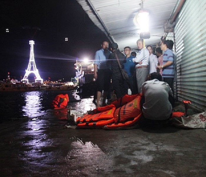 Điều tra nguyên nhân lật tàu làm 3 người thương vong trên vịnh Nha Trang - Anh 1