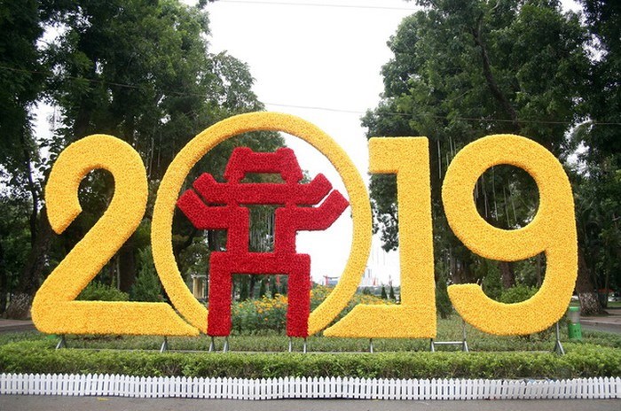 Trang trí đường phố chào năm mới ở Hà Nội: Sẽ không còn “thảm họa”? - Anh 1