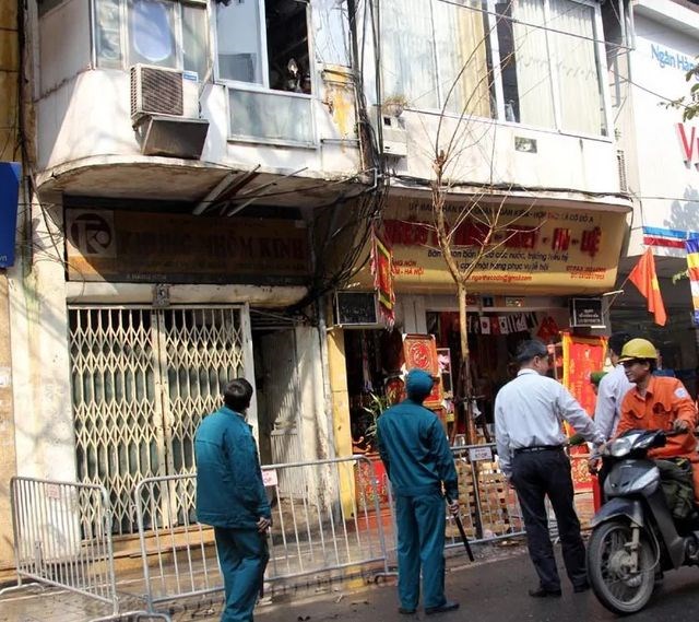 Hà Nội: Cháy ngôi nhà 4 tầng trên phố cổ, nghi do đốt vàng mã - Anh 1