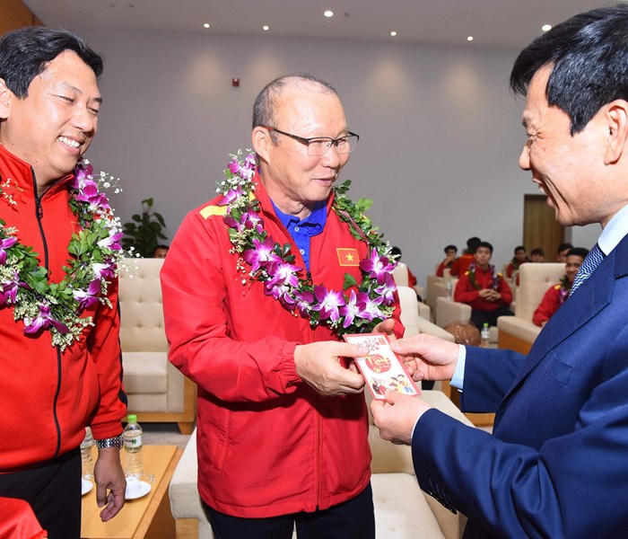 Thủ tướng tặng quà cho HLV Park Hang-seo nhân dịp Tết cổ truyền - Anh 2