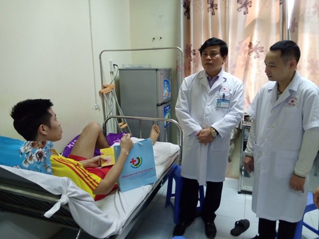 Bệnh viện Thể thao Việt Nam tặng quà Tết cho bệnh nhân - Anh 1