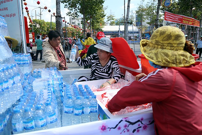 Lễ hội “có một không hai” ở VN: Chạy ra đường “năn nỉ” khách uống nước miễn phí - Anh 8